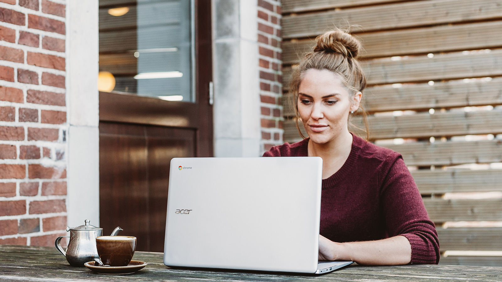 Woman reading Allodium blog articles on a laptop